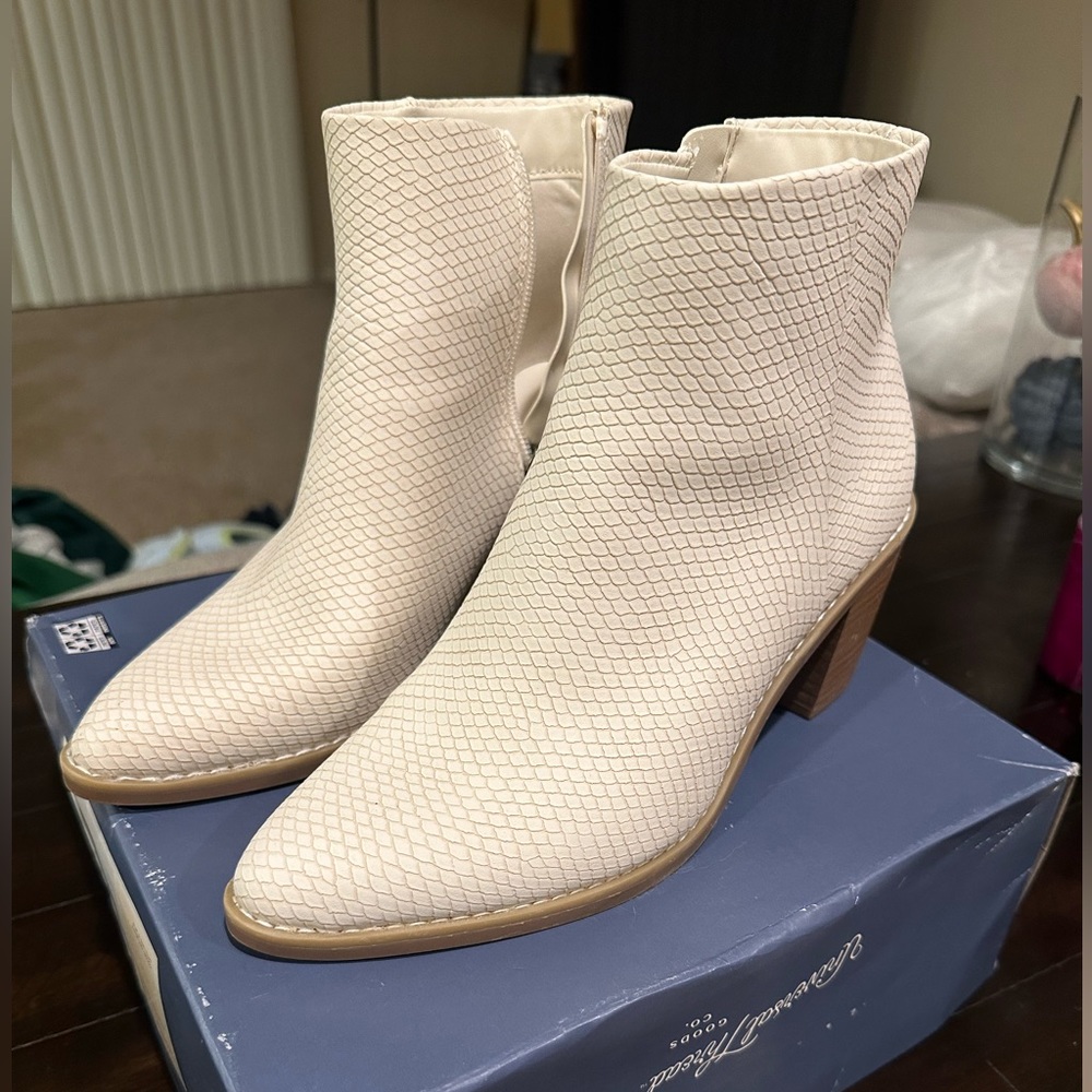 White Faux snake skin booties 🎯 worm once